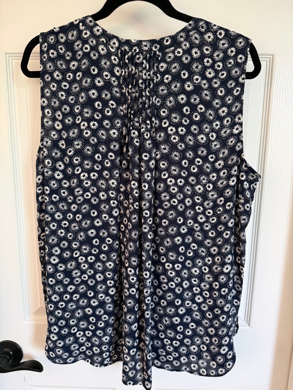 NYDJ Print Pleat Back Sleeveless Split Neck Blouse - Large - Picture 3 of 5